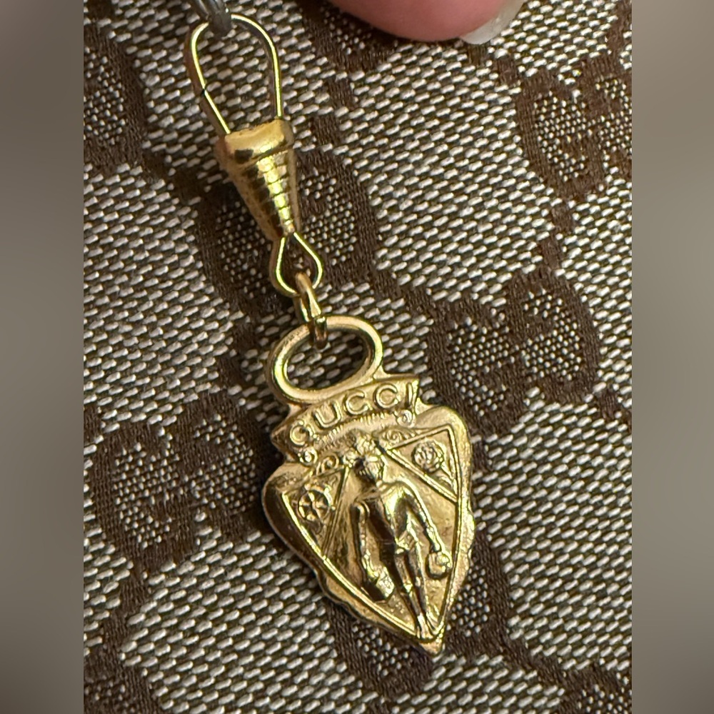 COPY - Authentic Gucci zipper pull vintage charm . Gold tone BEAUTIFUL! - Picture 5 of 9